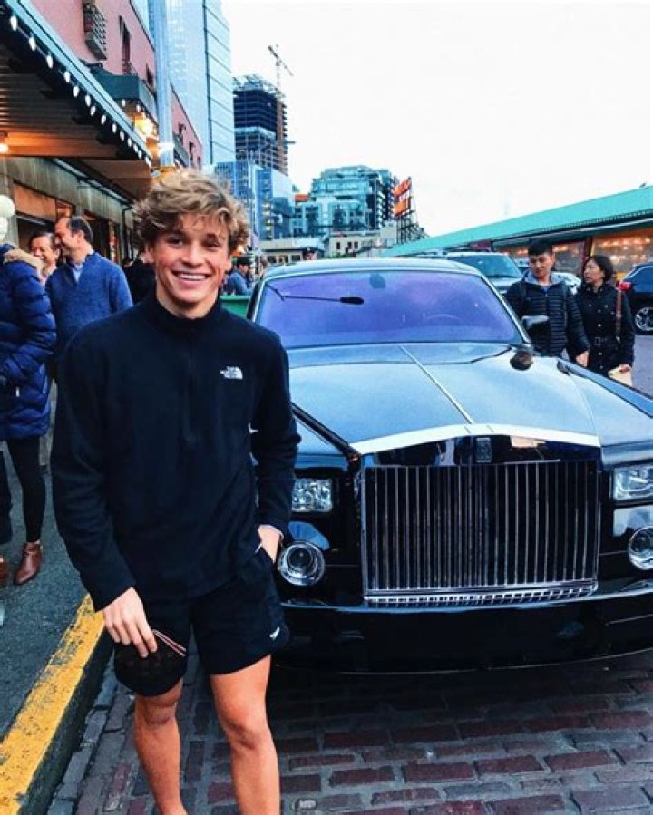 Aaron Hull Bio | Age, Wiki, Net worth, Height, Boyfriend of Emma Chamberlain|