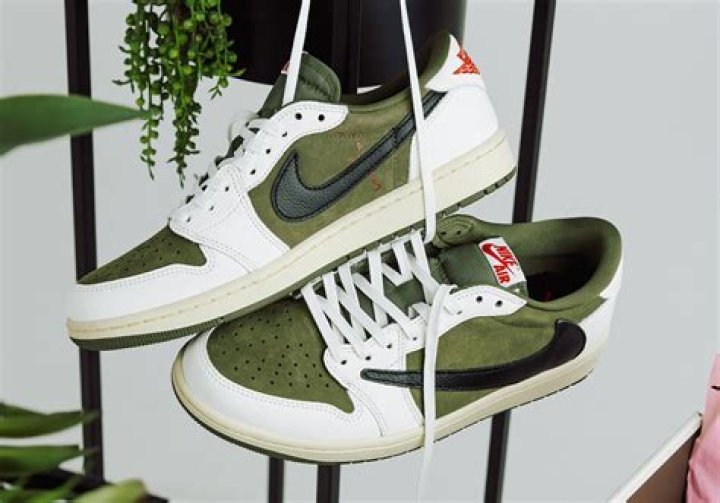 Air Jordan 1 Low OG x Travis Scott "Elkins" Gets More Photos