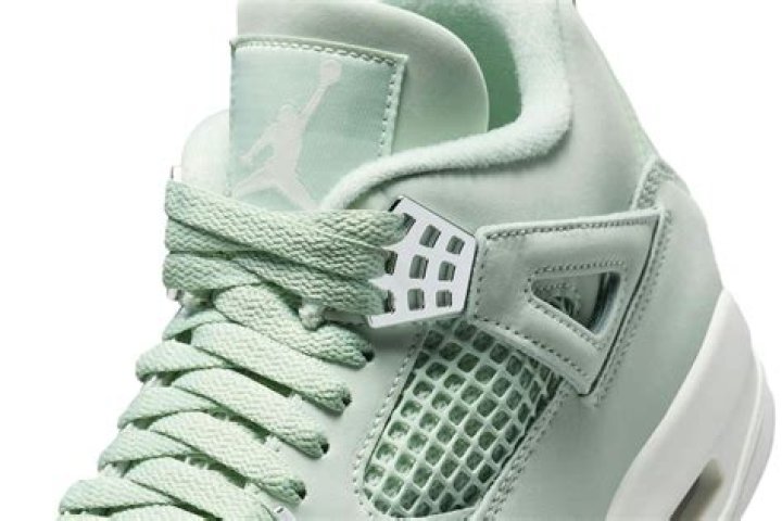 Air Jordan 4 "Seafoam" Gets A Tentative Release Date