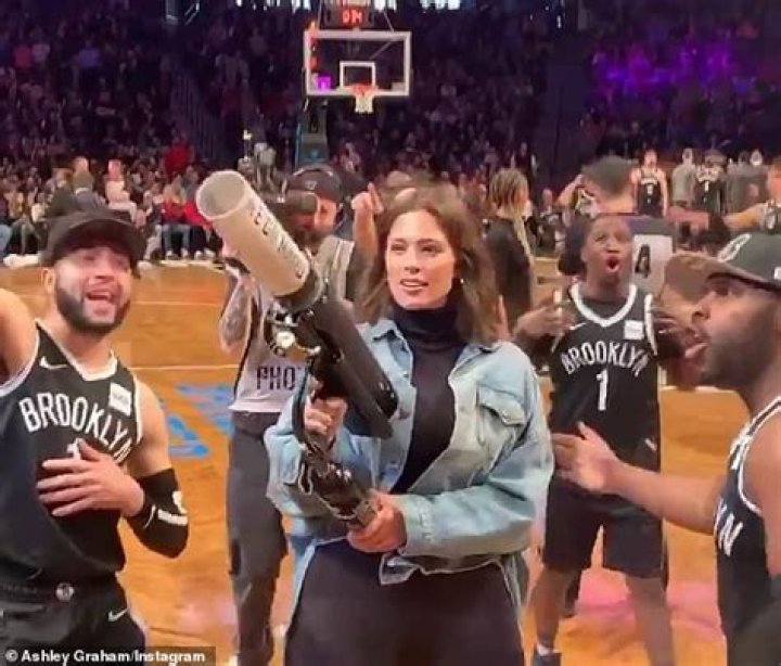 Ashley Graham and Karlie Kloss Taking Selfies Instead of Watching Basketball Is All of Us