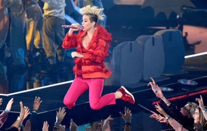 Bruno Mars Pranks Anderson .Paak By Wearing His Silk Sonic Wig During Vegas Show