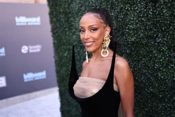 Doja Cat: Twitter, Vegas, Age, Boyfriend, Ethnicity, Real Name, Weight Loss & More