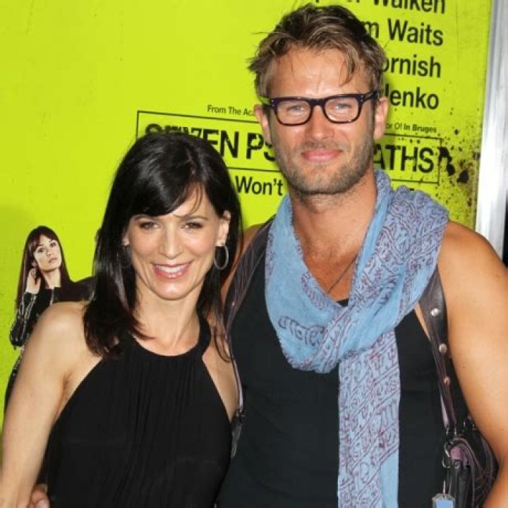 Entourage Star Perrey Reeves Dating Actor Johann Urb