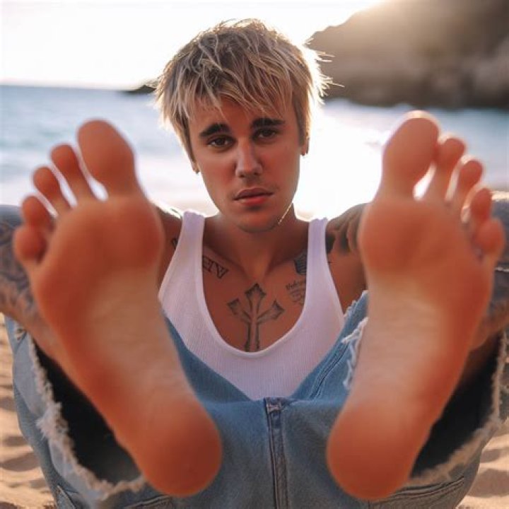 Eww!Justin Bieber’s Dirty Feet Just Got Called Out By Perez Hilton