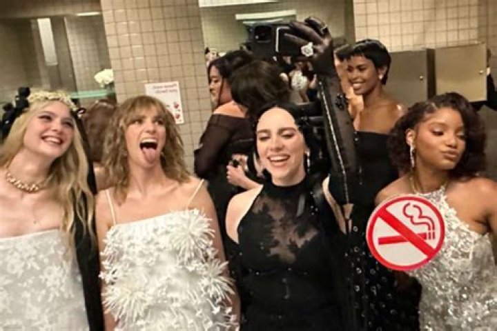 From Selfies to Smoking, Here’s What Really Goes on in the Met Gala Bathroom!