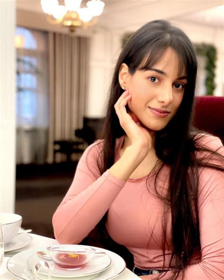 Gurlez Akhtar Wiki, Biography, Age, Height, Family, Salary & Husband