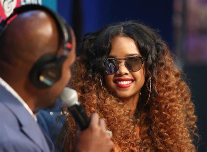 H.E.R. Plays The Bass, Guitar & Piano In "The Late Late Show" Performance