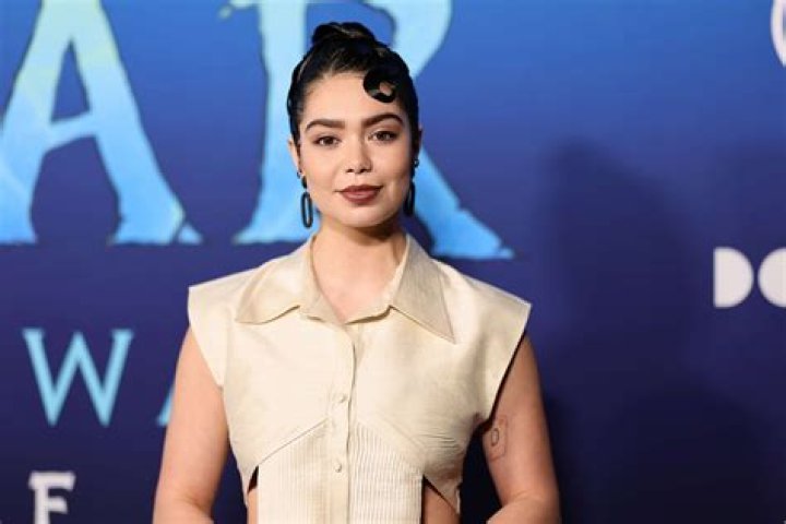 How tall is Auli'i Cravalho