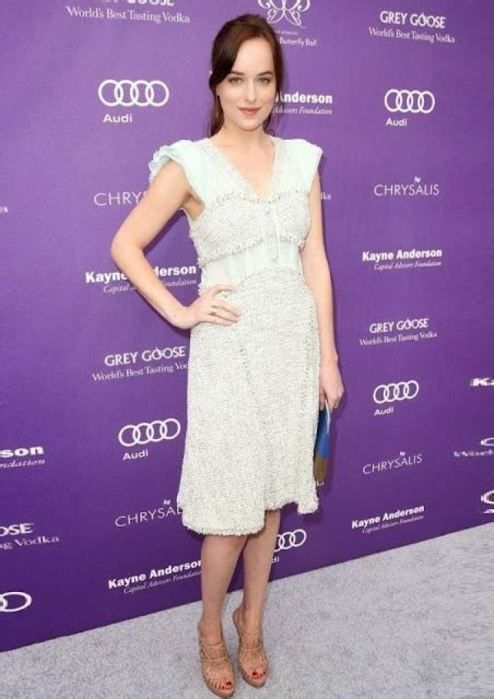 How tall is Dakota Johnson