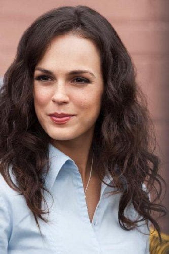 How tall is Erin Cahill