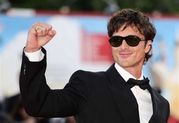 How Tall is Jacob Day? – Celebsgraphy