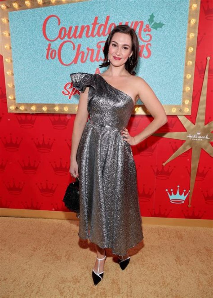 How tall is Katherine Barrell