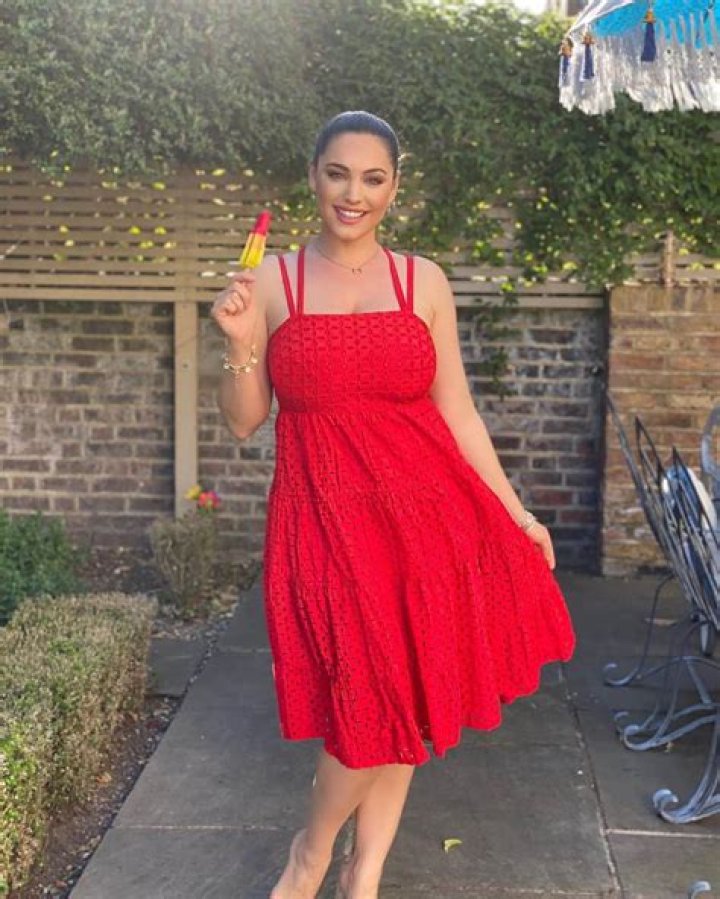 How tall is Kelly Brook