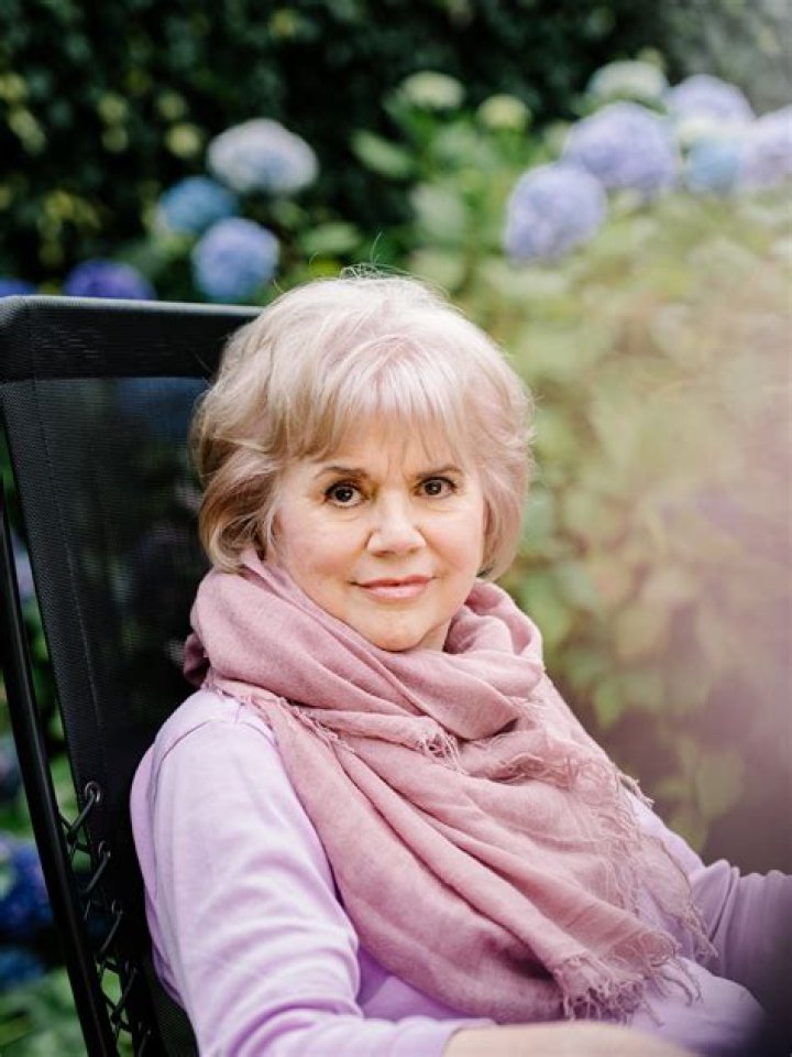 How tall is Linda Ronstadt