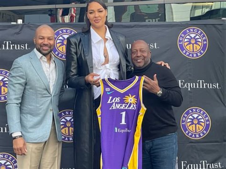 How tall is Liz Cambage