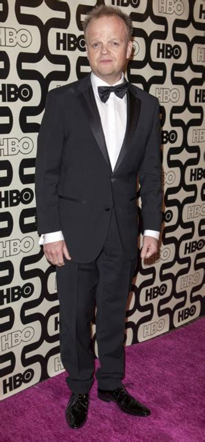 How tall is Toby Jones