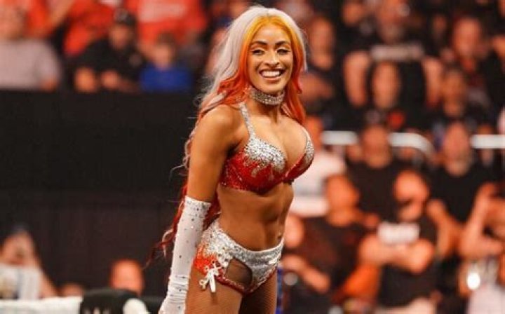 How tall is Zelina Vega