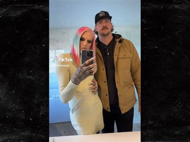 Jeffree Star Seemingly Goes Instagram Official With New Boyfriend 8 Months After Nate Schwandt Split