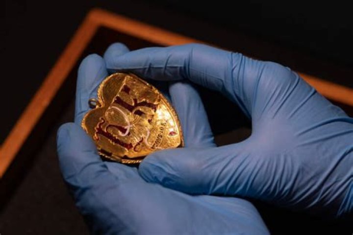 Metal Detectorist Unearths A 500-Year-Old Tudor Era Pendant