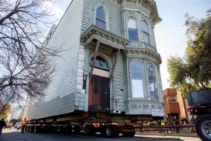 Victorian House Moved Through San Francisco In One Piece