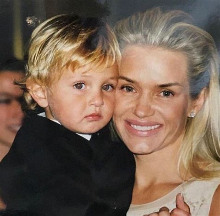 Who is Anwar Hadid? Wiki, Biography, Age, Height, Net Worth, Girlfriend, Family, Ethnicity & More