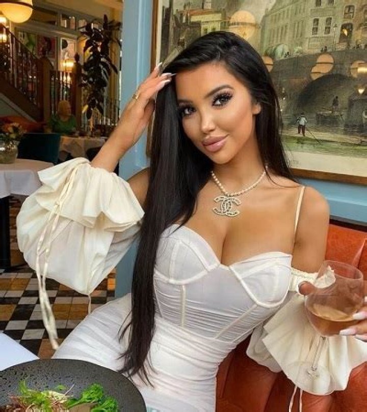 Who is Chloe Khan? Wiki, Biography, Net worth, Husband, Kids, Age, Height, Family, Ethnicity & More