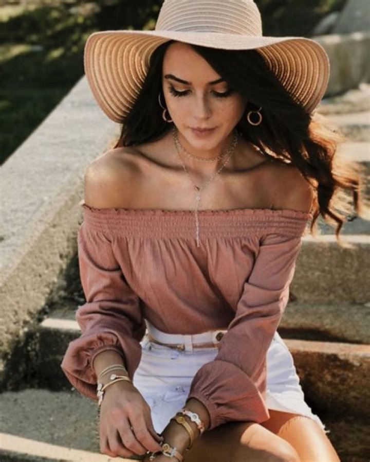 Zoe Roe Age | Wiki, Net worth, Bio, Height, Boyfriend?